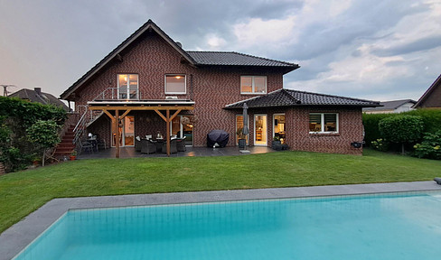 Detached house with pool and granny apartment - perfect as a multi-generational home