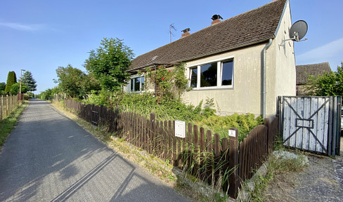 Former self-catering farm with barn and garden