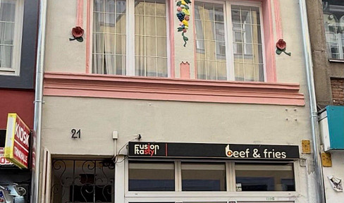 Takeover of a pizzeria/burger restaurant in Düsseldorf's old town – established business in a prime location.