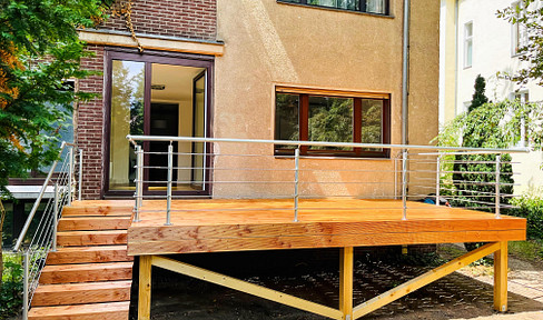 2½-room apartment in prime Grunewald location - terrace, garden & swimming pool - commission-free