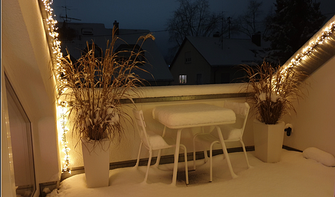 Light-flooded maisonette with gallery and roof terrace