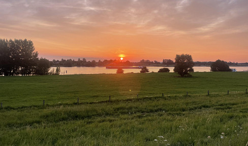 Bauen mit Blick auf den Rhein. Einzigartiges 1000 qm großes Baugrundstück mit Altbestand