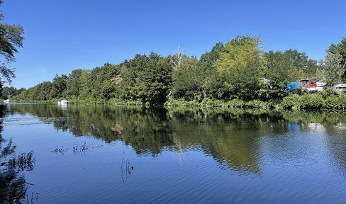 Living with a view of the water! Rare building plot in a preferred location between Grünau and Adlershof.