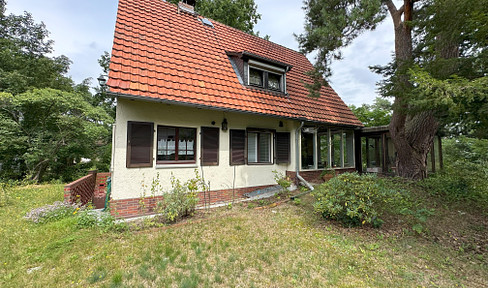 Kiss me awake from my slumber! Family home with large garden in sought-after Berlin Kladow