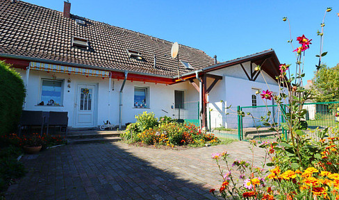 Semi-detached house with 2 residential units in the countryside