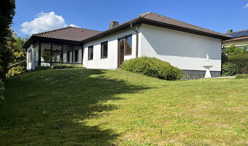 Winkelbungalow auf großem Grundstück. Massivbau, Barrierefrei