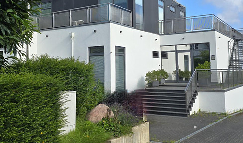 160 m² office on the upper floor and 280 m² dream home on the ground floor and basement