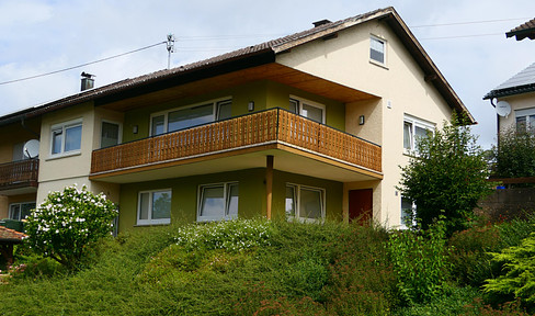 Semi-detached house with large garden and 3 garages