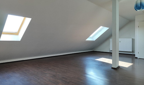 Bright maisonette apartment with 3 bedrooms without sloping ceilings, 2 bathrooms and a spacious attic studio