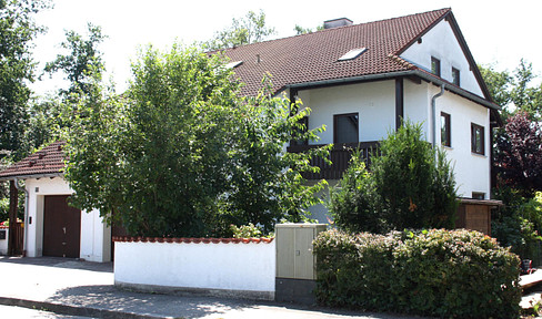 Semi-detached house. Best peripheral location in Waldkraiburg