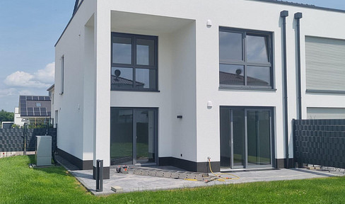 Modern semi-detached house with beautiful garden