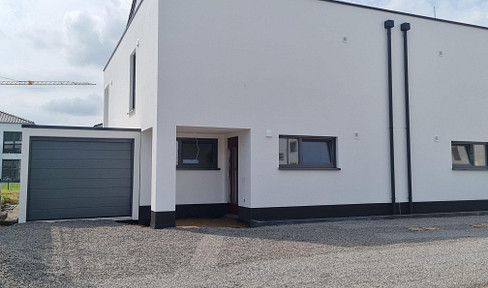 Modern semi-detached house with garage and beautiful garden
