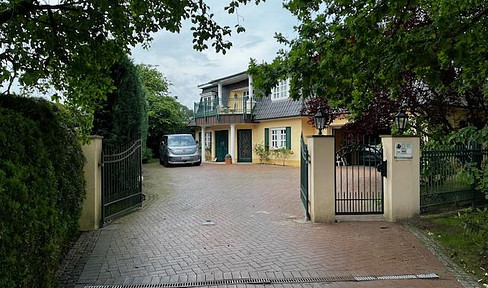 Detached merchant's villa with luxurious interior, garage