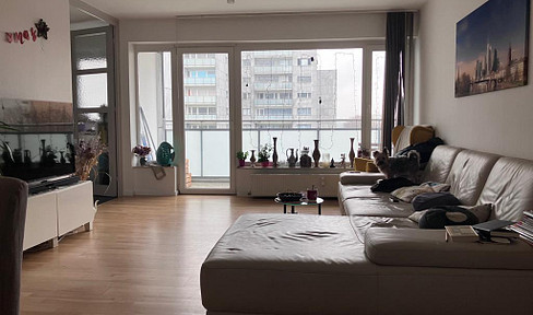 Bright 3-room apartment with a large balcony and a stunning view of the Taunus mountains.