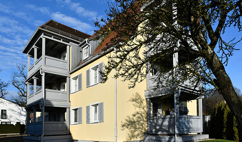 Very cozy 3 room apartment with EBK and large south-facing balcony on the 1st floor