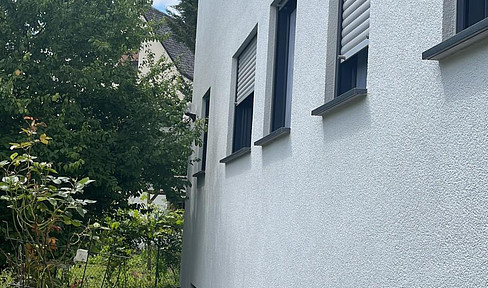 Modernes Mehrfamilienhaus in Heuchelheim mit Büro/ Gewerbeeinheit