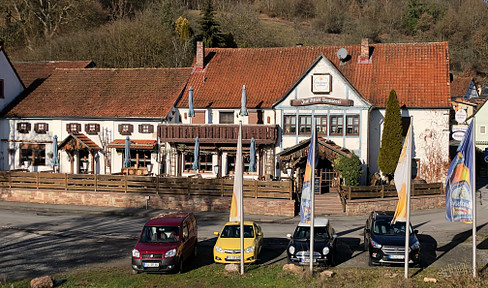 Romantischer Landgasthof mit Renovierungsbedarf in idyllischer Lage