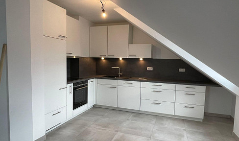 Bright 3-room attic apartment with fitted kitchen and balcony