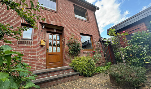 Spacious multi-generation house with rented maisonette granny apartment Hamburg Eidelstedt!