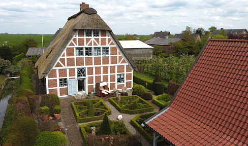 An extraordinary old half-timbered house in a prime location on the Elbe