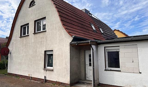 Semi-detached house, in need of renovation, € 209,000, no commission.