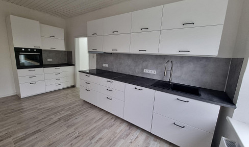 Renovated 3-room apartment with fitted kitchen in a central location