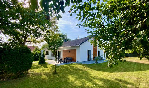 For individualists: stylish bungalow on a fantastic plot, quiet location, commission-free!