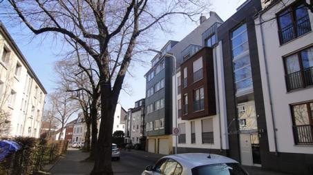 Ideally suited for freelancers or self-employed individuals, this small office is located in the heart of Kaiserswerth.