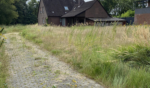 Former remaining farm with 2,200 m² of building land and 2,300 m² of woodland