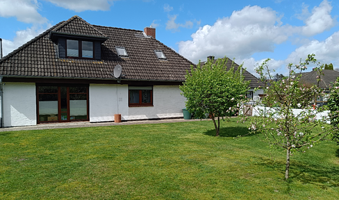 Solid hipped roof detached house in quiet cul-de-sac