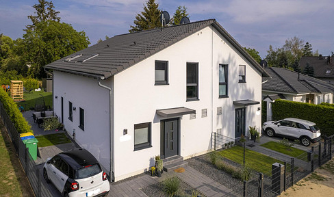 Modernes energiearmes Doppelhaus (KfW 40) mit 2 unabhängigen Wohnhäusern, Terrassen, Schuppen, etc