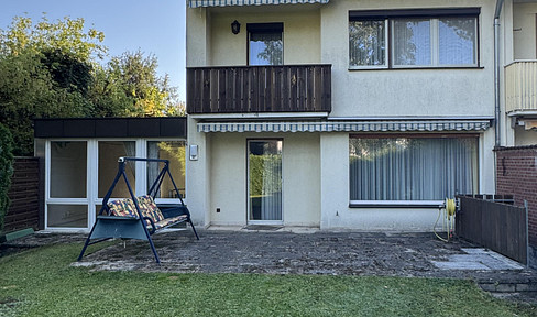 People love living here! This property features a detached house with a garden, garage, nearby lake, and a zoo.