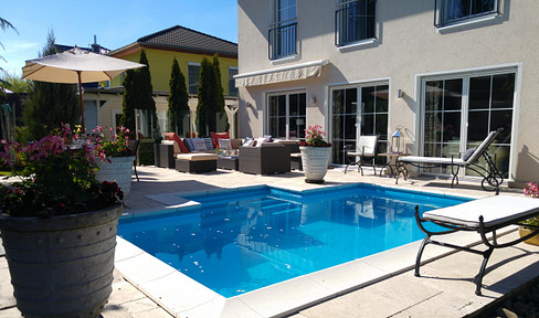 Exclusive living/working in a one/two-family urban villa