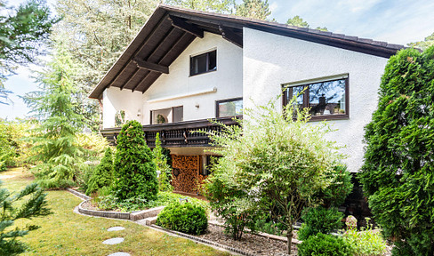 No fees! Detached house with a new heat pump, located in the recreational area of Erlangen-Dechsendorf.