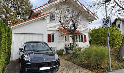 Freistehendes Einfamilienhaus mit Garage, Carport und Terasse im Fünf-Seen-Land