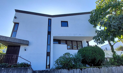 Exceptional architect's house in a panoramic elevated location, near forest/landscape conservation area