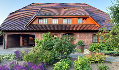 Zweifamilienhaus mit großem Garten in ruhiger Lage