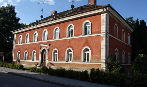 Großes Mehrfamilienhaus mit großem, z. T. baumbestandenem Garten, in Zentrumsnähe