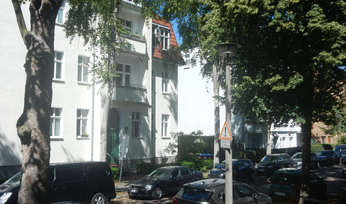 Karlshorst 2-Zi-Altbau Whg with balcony and COMPLETELY furnished, fully furnished and equipped