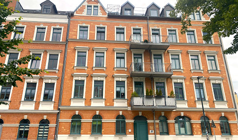 Attractive investment: rented 2-room apartment with balcony and elevator, listed building