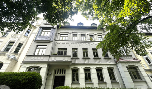 Interesting investment opportunity: Charming apartment in a historic building with a balcony, rent indexed.