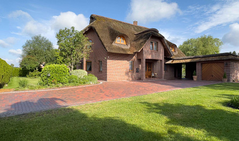 Private sale! Family happiness in a modern thatched-roof property on a dream plot