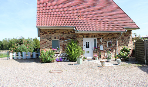 Young house in the suburbs of Hamburg, in a cul-de-sac location