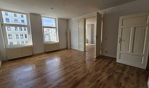 Spacious 2-room apartment, ideal for sharing, with a large living room and open-plan kitchen, located near the city center, and very bright.
