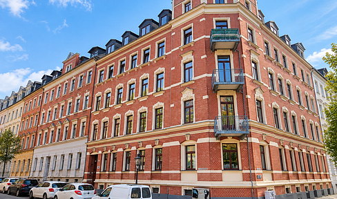 Charming, modernized 2-room apartment in a historic multi-family building, with a balcony and fitted kitchen - 6% return on investment.