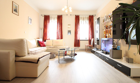 Spacious 4-room apartment with balcony and kitchen in the heart of St. Leonhard