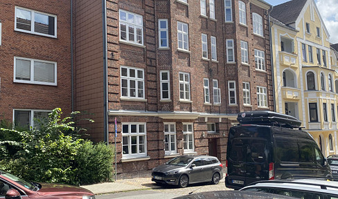 Raised ground floor: Sunny, renovated 3-room apartment in a quiet, sought-after residential area