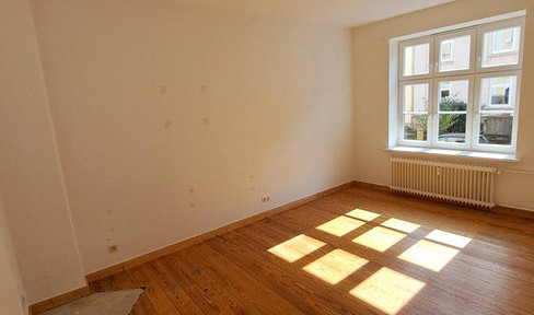 Hochpaterre: Sonnige, renovierte 3 Zimmerwohnung in ruhiger, begehrter Wohnlage