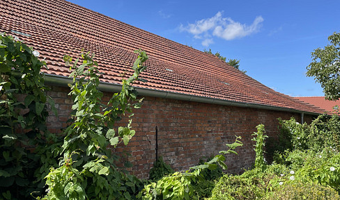 On the North Sea coast, 3 listed houses with 550 m² extension area for 550 €/ m²
