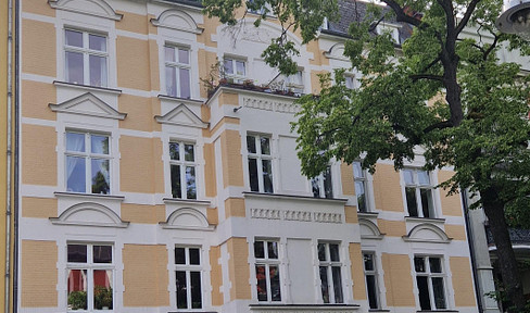 From private owner: Top renovated 7-room apartment in prime Friedenau location